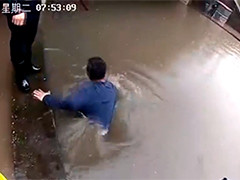 江西宜春 女司机被困涵洞积水 交警及时出手相救
