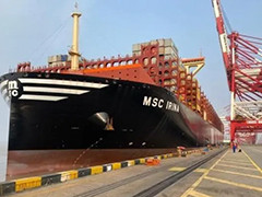 洋山港最大集装箱船靠泊纪录再刷新