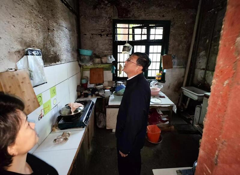 陈吉宁在徐汇老旧小区深入调研