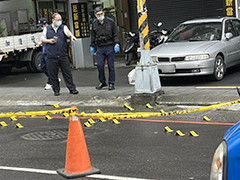 台湾新北市一名17岁少年持枪当街扫射