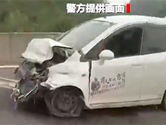 湖南永州 男子连夜赶路疲劳驾驶 连撞护栏场面惊险