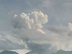 哥斯达黎加一火山喷出大量火山灰 灰柱高达2500米