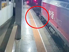 湖南衡阳 旅客突发疾病摔下火车站台 铁警60秒救人