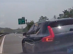 湖南 后车突然变道超车 与前车剐蹭引发事故
