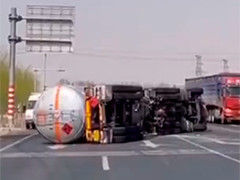 吉林双辽 柴油储罐车高速口侧翻 消防员成功处置险情