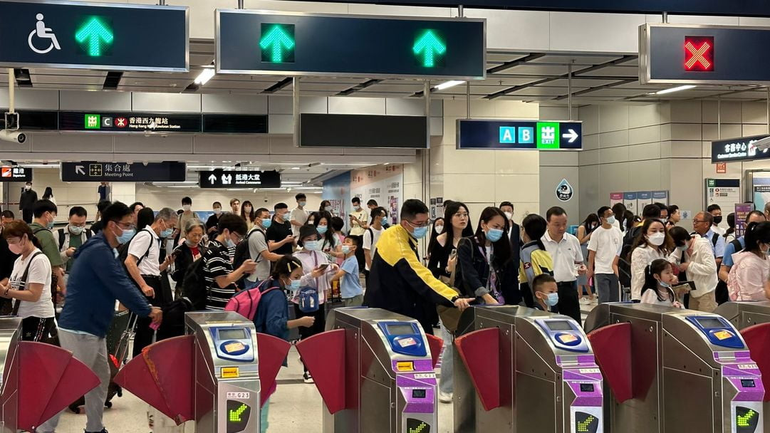 香港：“五一”假期第二天逾33万人次入境
