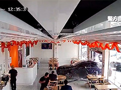 泉南高速永州段 错把油门当刹车 车辆失控冲入服务区餐厅