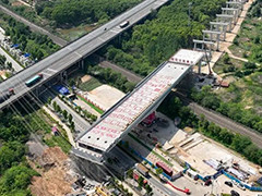 湖北 京港澳改扩建武汉绕城高速铁路桥成功转体