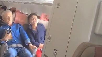 韩国一客机着陆前舱门被打开 涉事男子被捕