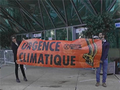 法国道达尔能源公司年度股东大会会场外发生抗议