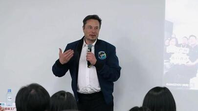 马斯克深夜到访特斯拉上海工厂 感谢中国员工支持