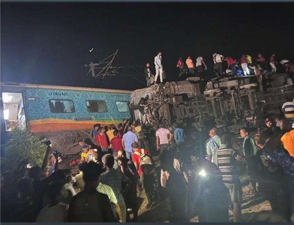 印度发生火车相撞事故 事故已致120人死亡 超800人受伤