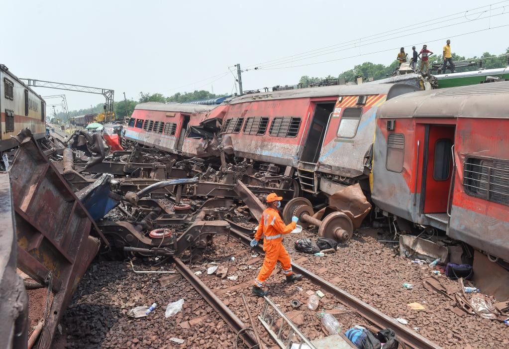 习近平就印度奥里萨邦列车脱轨相撞事故向印度总统、总理致慰问电 李强向印度总理致慰问电