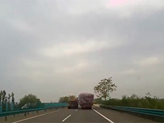 榆蓝高速：货车高速路上“撒”木块 交警及时拦停避祸患