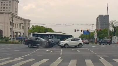 上海：闯红灯引发4车事故 致1人死亡