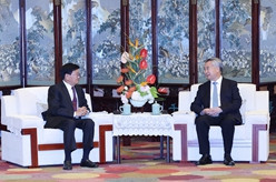 李希看望并会见老挝人革党中央总书记、国家主席