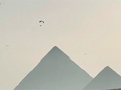 埃及：动力滑翔伞飞跃金字塔