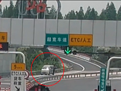 上海高速道口停车换座 原来驾照早被吊销