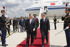 李强抵达巴黎对法国进行正式访问并出席新全球融资契约峰会