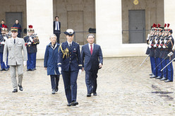 李强出席法国总理举行的欢迎仪式