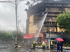 上海洛川东路一多层建筑发生火灾 无人员伤亡