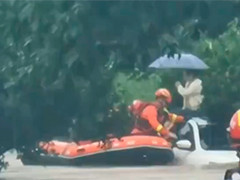 浙江龙游：暴雨来袭夫妻被困车顶 消防紧急救援