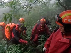 广东韶关 水位上涨3人被困深山峡谷 消防紧急救援