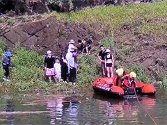 重庆14名游客被困胜天湖景区 当地消防驾艇营救