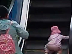 女童手部被卡电动扶梯 消防救援脱险