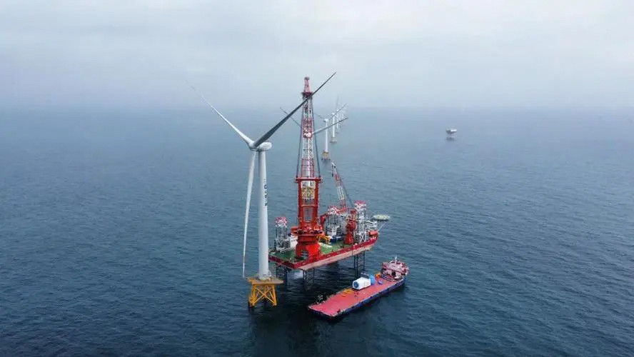 首台16兆瓦海上风机首支叶片安装完成