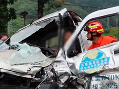 贵州铜仁货车被撞侧翻 驾驶员被困受伤严重