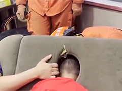 男孩头卡按摩床 消防员紧急破拆解困