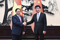 王沪宁会见越南总理