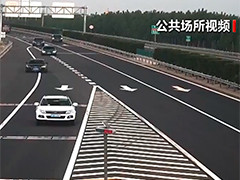 聊天分心 越野车撞上高速路防撞垫和护栏