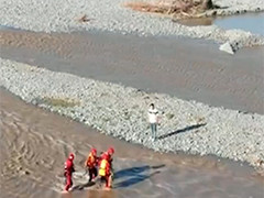 甘肃张掖河水上涨5人被困 救援人员涉水施救