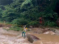 杭州临安溪水猛涨22人被困“孤岛”消防紧急开展救援