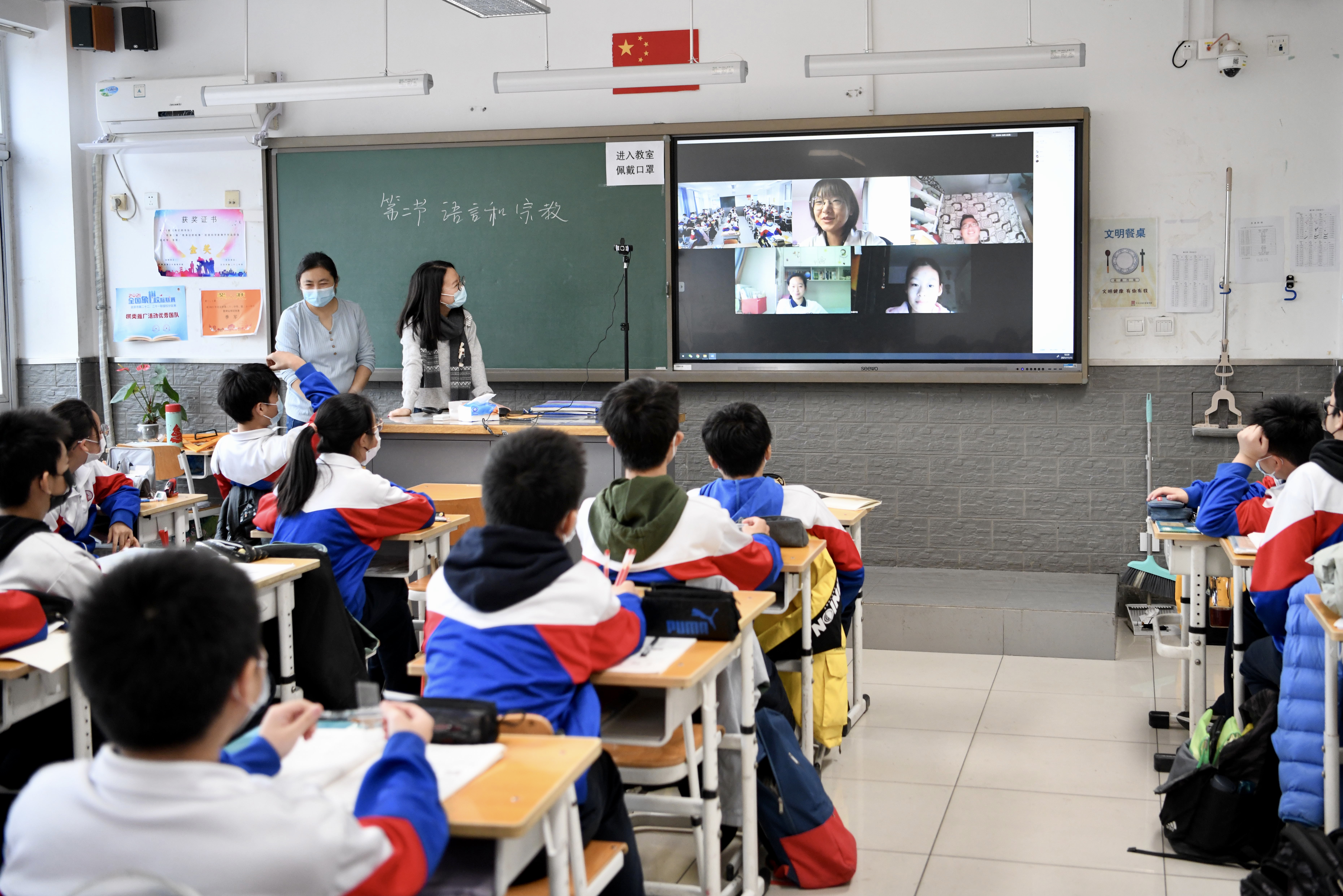 全国共有各级各类学历教育在校生2.93亿人