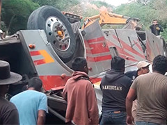 墨西哥一辆公共汽车坠崖 至少26人死亡