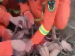 河南安阳5岁男孩跌落水井 消防员紧急施救