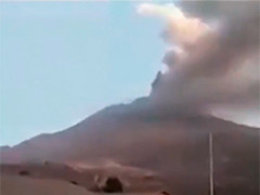 秘鲁乌维纳斯火山沉寂4年后再度喷发