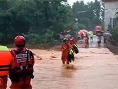 河南南阳：遇洪水3人被困货车内 消防员涉水营救