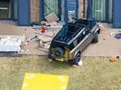英国一汽车冲入小学 1名女童死亡8人受伤