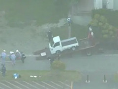 日本卡车闯入小学校园 致3名学生受伤