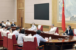 李强主持召开经济形势专家座谈会