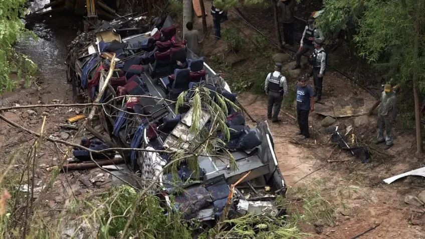 墨西哥南部一公共汽车坠崖 已致数十人死伤