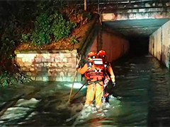 江西九江突发强降雨男子被困水中 消防及时救援