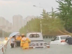 山东日照强降雨致9人被困 消防及时救援