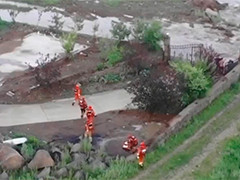 吉林敦化 河水暴涨冲毁便桥 7人被困对岸