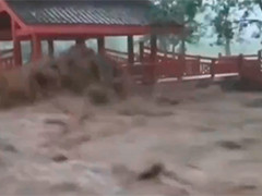 四川江油暴雨致景区河水上涨 200余人被安全转移