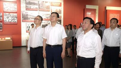 安徽省党政代表团在沪考察 瞻仰中共一大纪念馆